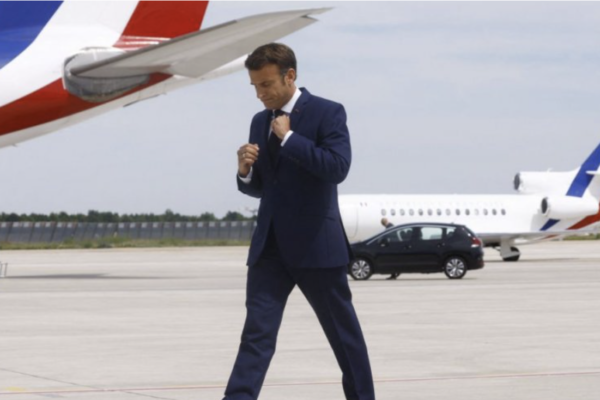 Emmanuel Macron a ajuns în această dimineaţă în România