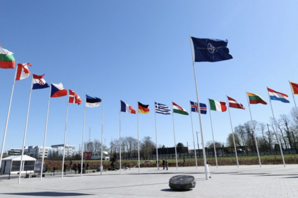 Finlanda a devenit cel de-al 31-lea membru al NATO. Steagul său a fost ridicat la sediul alianței