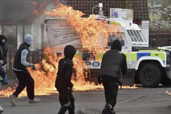 Violențe în Irlanda de Nord, cu o zi înainte de vizita lui Joe Biden