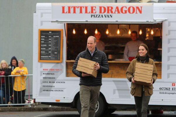 Prințul și Prințesa de Wales au dus personal pizza echipei de salvare montană Central Beacons