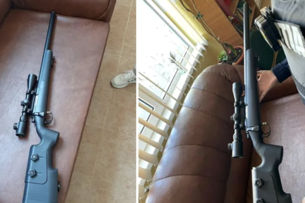 Un elev de 7 ani a intrat cu o armă airsoft în școală, în Constanța