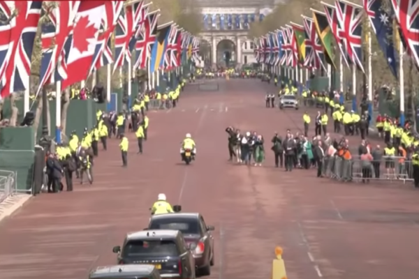 Reprezentanții caselor regale, liderii mondiali și înalți demnitari au început să sosească la Palatul Buckingham