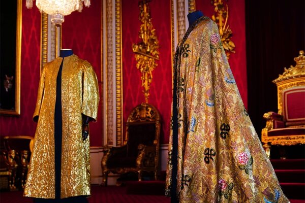 Regele Charles al III-lea va folosi robele îmbrăcate de bunicul său la încoronarea de sâmbătă